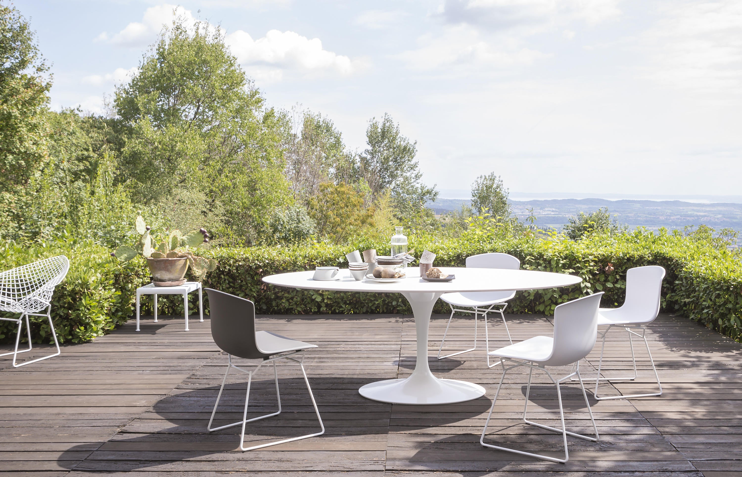 Saarinen Outdoor Dining Table oval - KNOLL